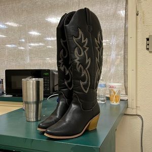 Women’s cowboy boots size 8